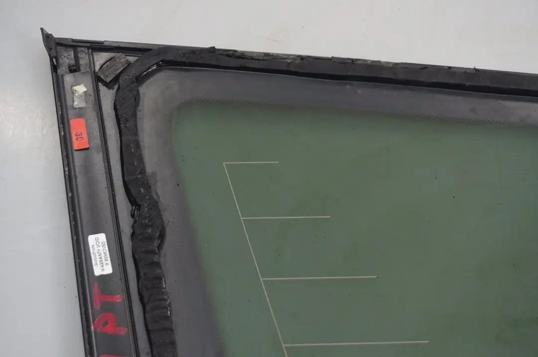 Right Side Tinted Window O/S Green AS3 to BMW 5 Series E61 Touring Rear with Part number 7163610 BMW 5 Series E61 Touring Rear Right Side Tinted Window O/S Green AS3 - SKU 7163610 - Part number 7163610