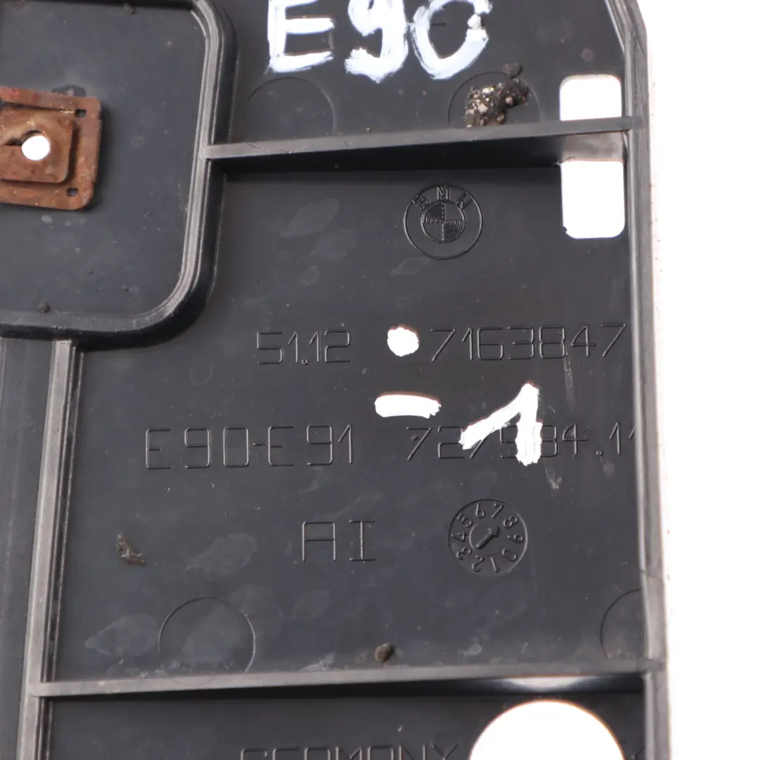 Verkleidung Führung Unten Mitte 7163847 für BMW 3 er E90 E91 mit Teilenummer 51127163847 BMW 3 er E90 E91 Verkleidung Führung Unten Mitte 7163847 - SKU 7163847-1 - Teilenummer 51127163847