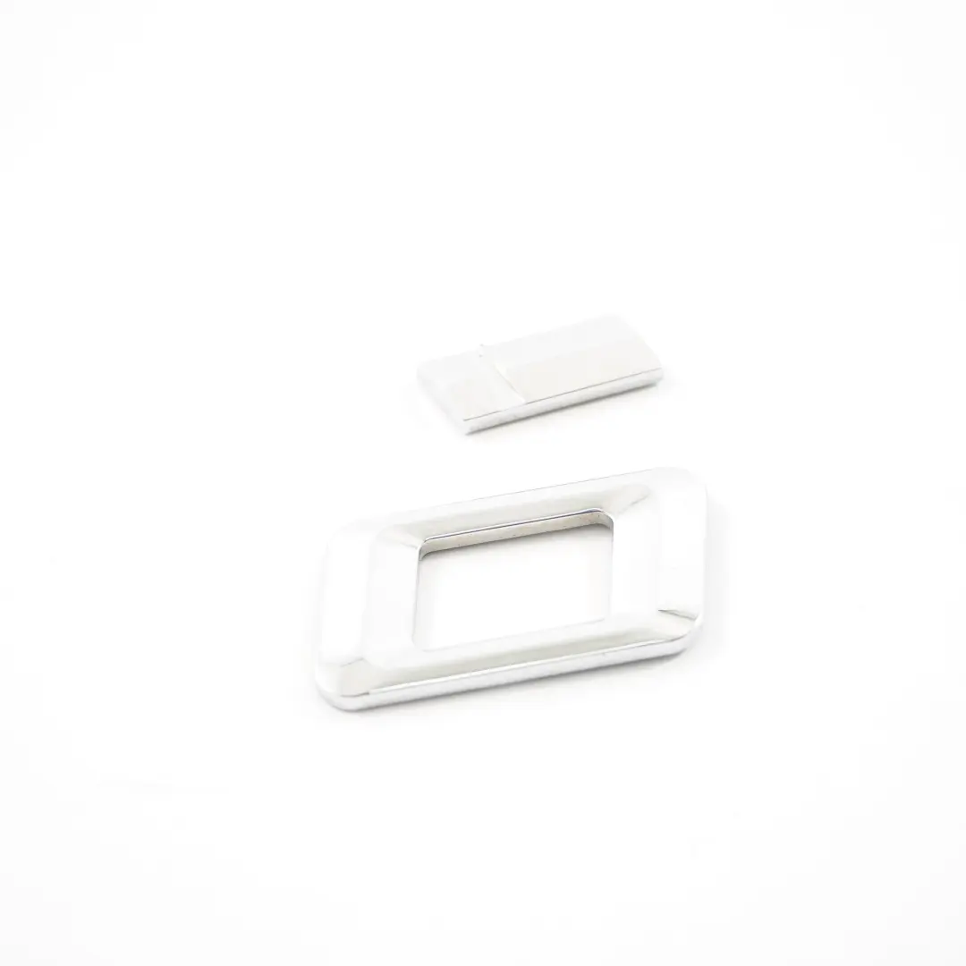 Emblema Lettering Logo badge sul coperchio del bagagliaio 550i per BMW E60 con numero di parte 7164137 BMW E60 Emblema Lettering Logo badge sul coperchio del bagagliaio 550i - SKU 7164137 - Numero di parte 7164137