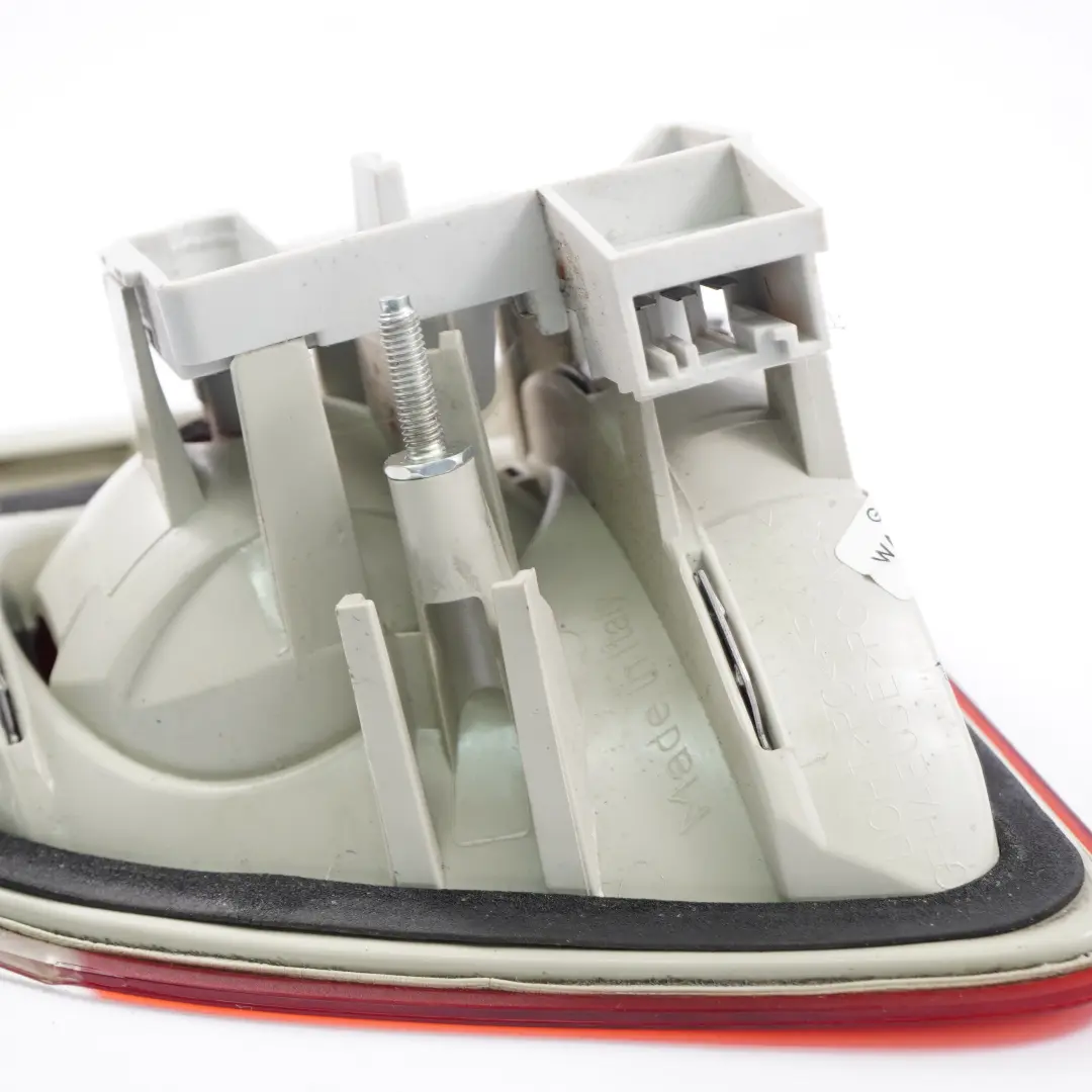 Lampada Posteriore Portellone Bagagliaio Sinistra per BMW E61 Touring con numero di parte 7165829 BMW E61 Touring Lampada Posteriore Portellone Bagagliaio Sinistra - SKU 7165829-1 - Numero di parte 7165829