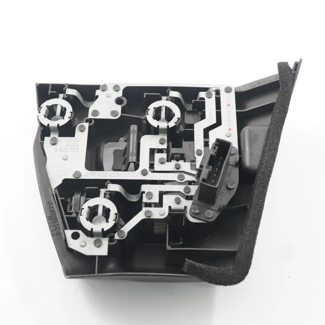 portalampada posteriore destro pannello laterale zoccolo 8364926 per BMW E46 berlina con numero di parte 7165956 BMW E46 berlina portalampada posteriore destro pannello laterale zoccolo 8364926 - SKU 7165956 - Numero di parte 7165956