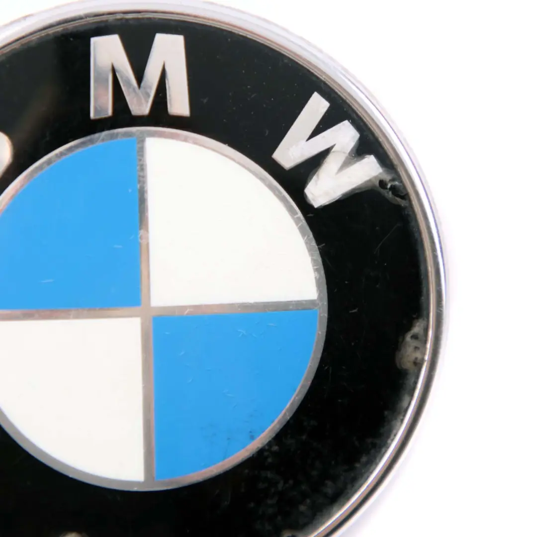 Emblemat Logo Klapy Tył do BMW E88 E82 o numerze 7166445 BMW E88 E82 Emblemat Logo Klapy Tył - SKU 7166445-1 - Numer Części 7166445
