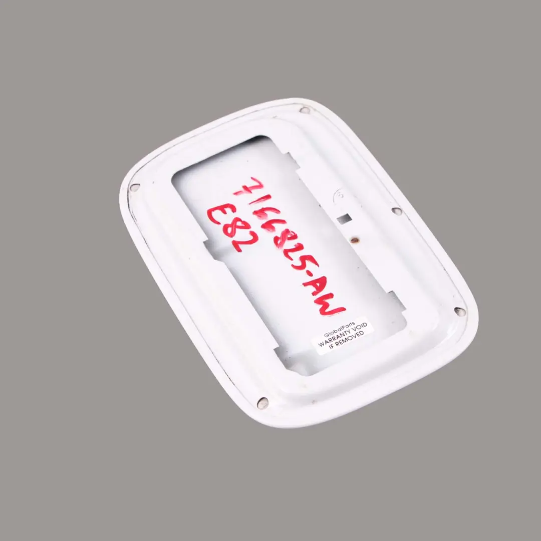 Fill In Flap Fuel Cover Alpinweiss 3 Blanco para BMW E82 E88 con número de pieza 7166825 BMW E82 E88 Fill In Flap Fuel Cover Alpinweiss 3 Blanco - SKU 7166825-AW - Número de pieza 7166825