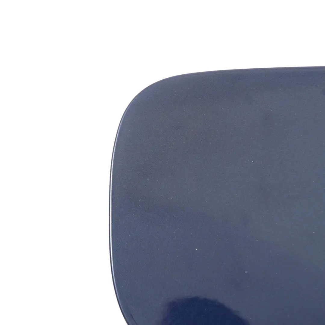 Fill In Flap Fuel Cover Cap Tiefseeblau Deep Sea Blue Metallic A76 para BMW E82 E88 con número de pieza 7166825 BMW E82 E88 Fill In Flap Fuel Cover Cap Tiefseeblau Deep Sea Blue Metallic A76 - SKU 7166825-DSB - Número de pieza 7166825