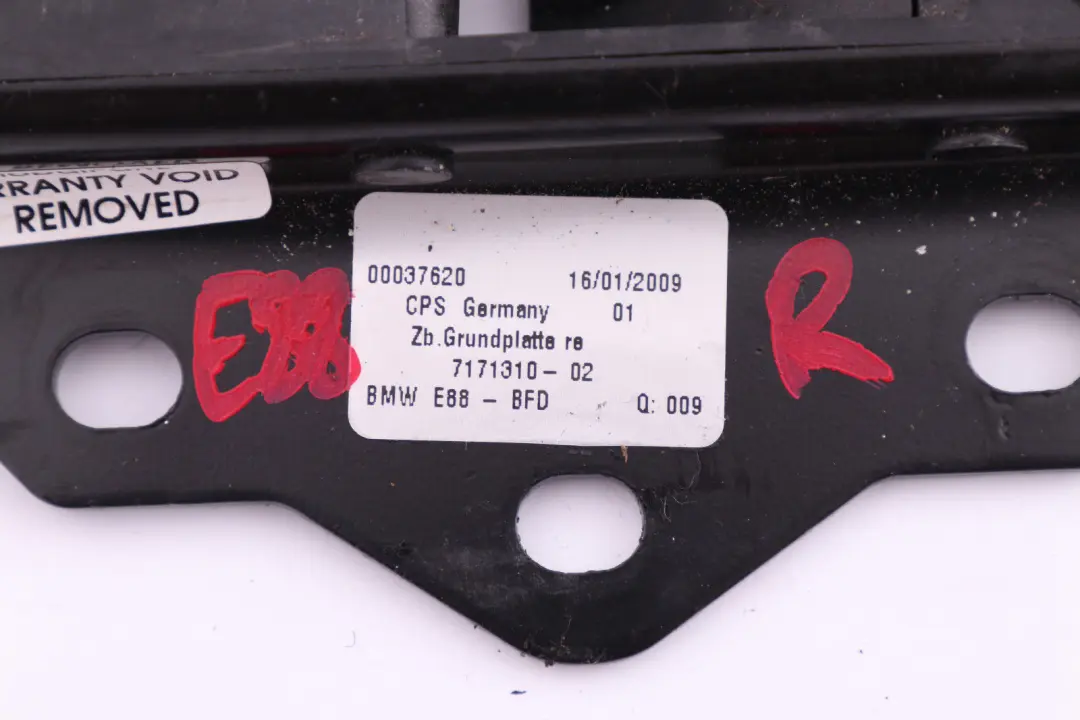 Piastra base cappotta pieghevole destra per BMW E88 Cabrio con numero di parte 7171310 BMW E88 Cabrio Piastra base cappotta pieghevole destra - SKU 7171310 - Numero di parte 7171310