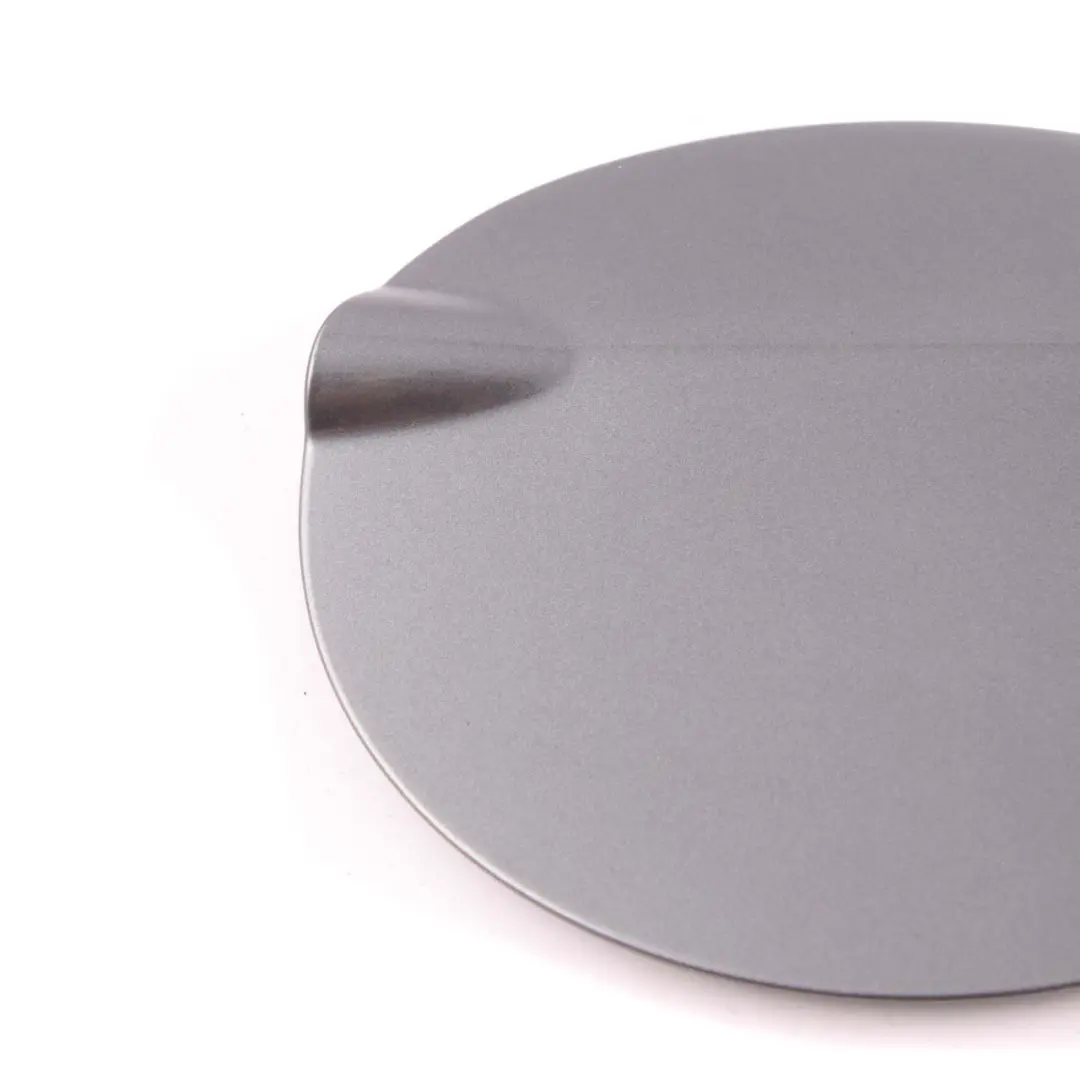 Tappo Sportello Rifornimento Carburante Spacegrau Grigio per BMW E81 con numero di parte 7172083 BMW E81 Tappo Sportello Rifornimento Carburante Spacegrau Grigio - SKU 7172083-SCG - Numero di parte 7172083