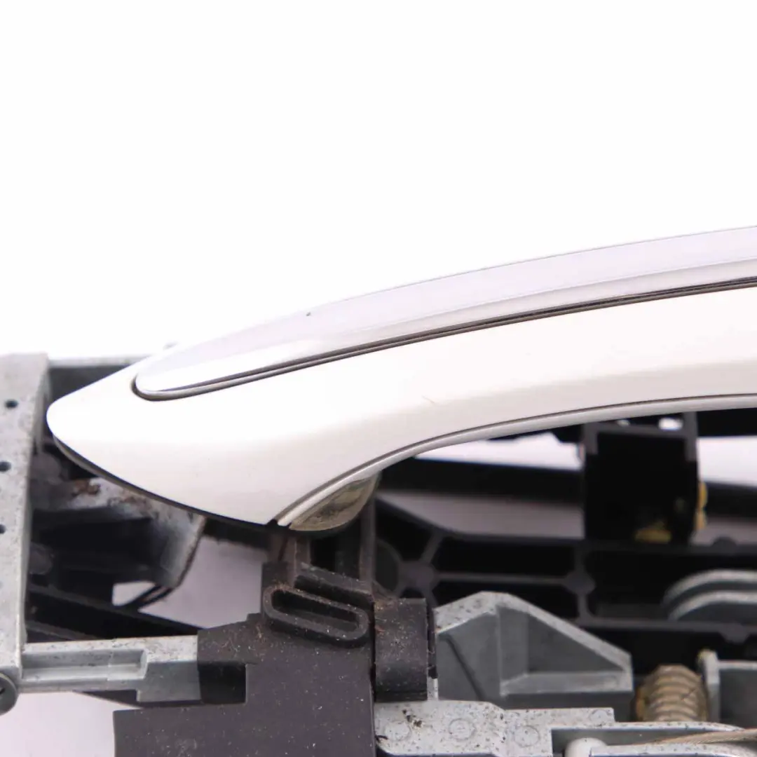 Maniglia Porta Posteriore Destra Bianco Minerale A96 per BMW F01 F02 con numero di parte 7175732 BMW F01 F02 Maniglia Porta Posteriore Destra Bianco Minerale A96 - SKU 7175732-MW1 - Numero di parte 7175732