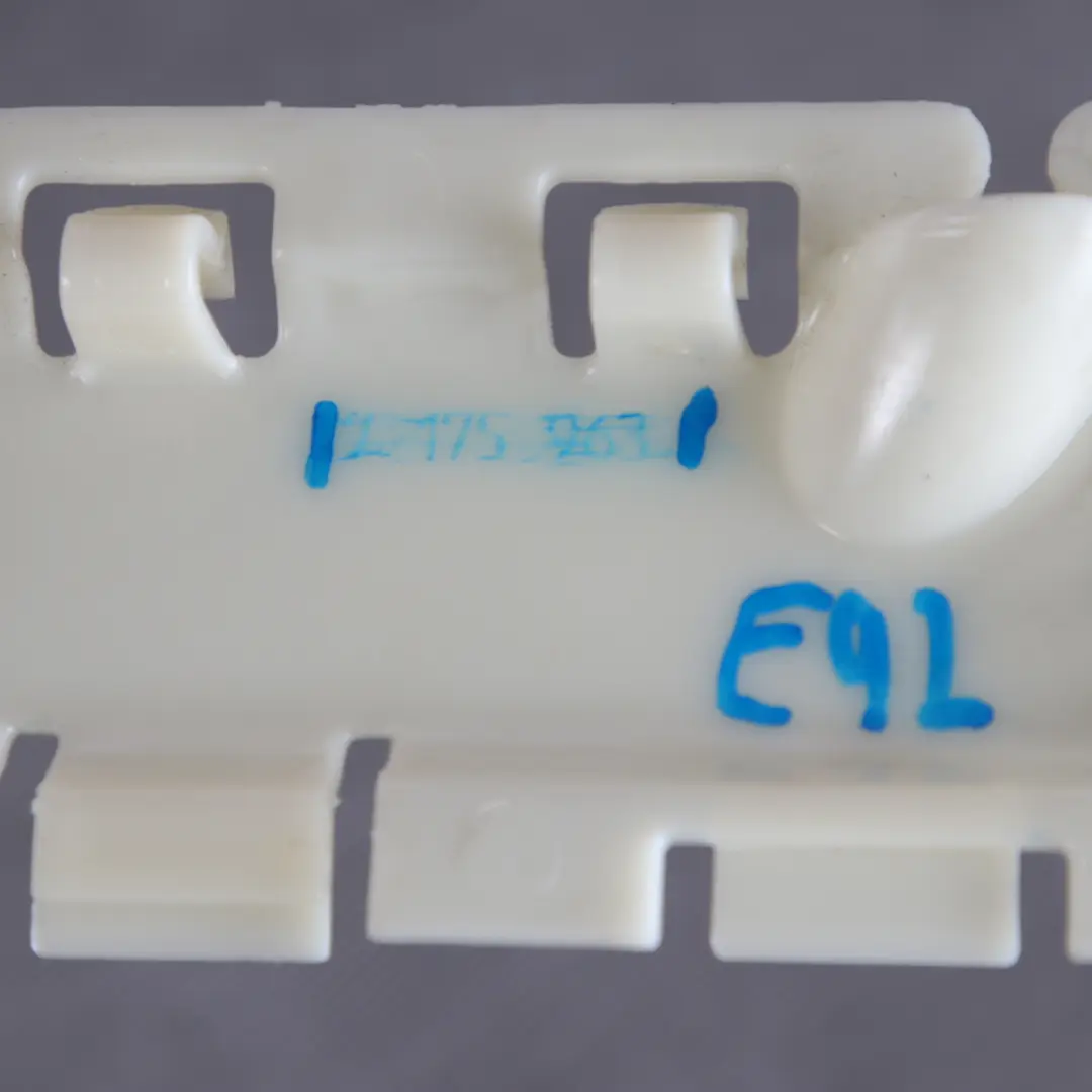 BMW E90 E92 Coffre support de fixation du câble de démarrage - SKU 7175963 - Numéro de pièce 7175963