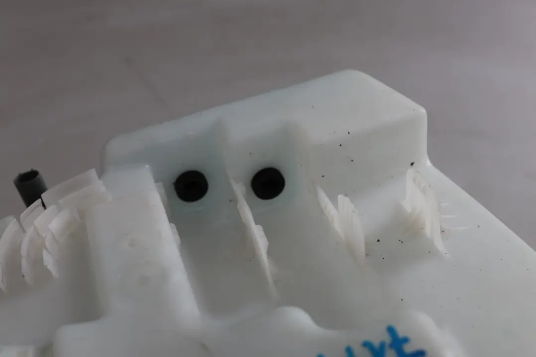 Contenitore per la pulizia parabrezza Bottiglia lavacristalli per BMW E61 con numero di parte 7123494 BMW E61 Contenitore per la pulizia parabrezza Bottiglia lavacristalli - SKU 7179450 - Numero di parte 7123494