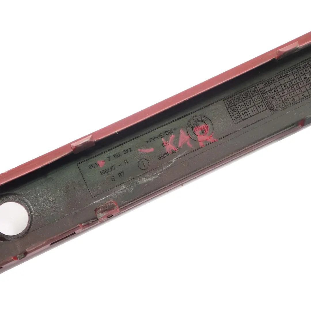 Striscia Protettiva Paraurti Anteriore Destra Karmesinrot Rosso per BMW E81 E87 LCI con numero di parte 7182372 BMW E81 E87 LCI Striscia Protettiva Paraurti Anteriore Destra Karmesinrot Rosso - SKU 7182372-KAR - Numero di parte 7182372