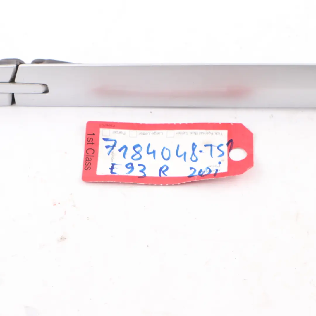 Cache Charnière De Toit Pliant Droit Titan Silver 354 pour BMW E93 F33 à propos du numéro de pièce 7184048 BMW E93 F33 Cache Charnière De Toit Pliant Droit Titan Silver 354 - SKU 7184048-TS1 - Numéro de pièce 7184048