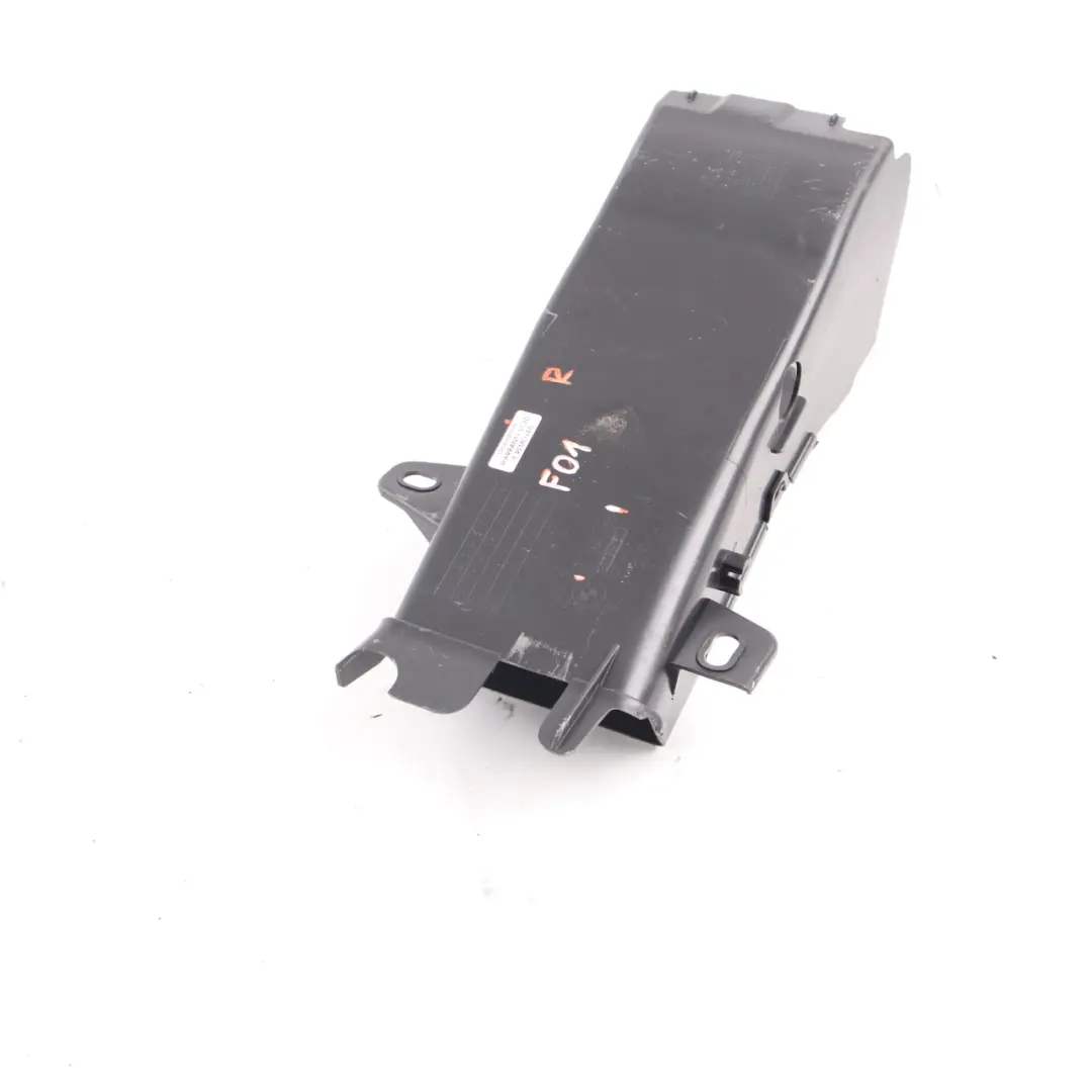 Condotto BMW F01 F02 Canale anteriore destro freno raffreddamento per con numero di parte 7184156 Condotto BMW F01 F02 Canale anteriore destro freno raffreddamento - SKU 7184156 - Numero di parte 7184156