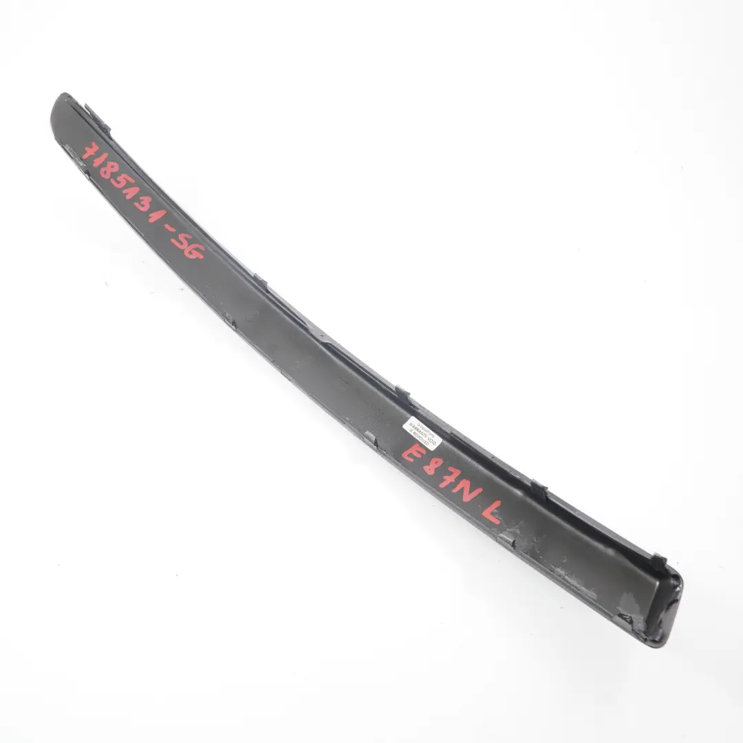 BMW E87 LCI Bande caoutchouc pour pare-chocs avant gauche Sparkling Graphite A22 - SKU 7185131-SG - Numéro de pièce 7185131
