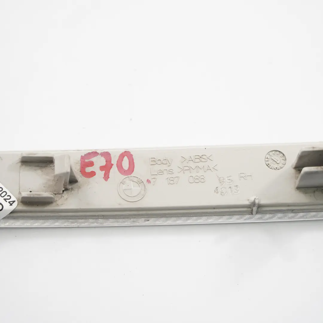 Pannello laterale catarifrangente destro per BMW X5 E70 X6 E71 X6 E72 Hybrid con numero di parte 7187088 BMW X5 E70 X6 E71 X6 E72 Hybrid Pannello laterale catarifrangente destro - SKU 7187088 - Numero di parte 7187088