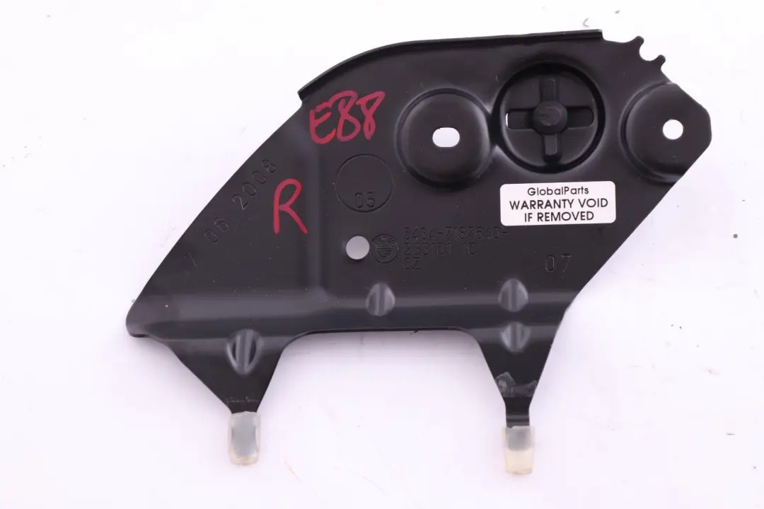 Staffa supporto barra tensione destra per BMW E88 Cabrio con numero di parte 7187640 BMW E88 Cabrio Staffa supporto barra tensione destra - SKU 7187640 - Numero di parte 7187640