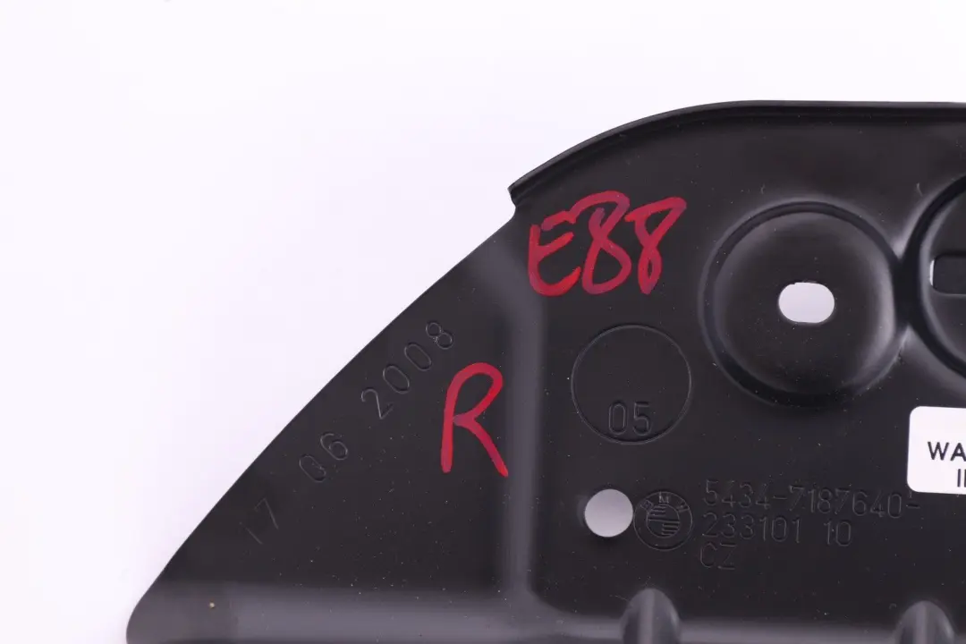 Staffa supporto barra tensione destra per BMW E88 Cabrio con numero di parte 7187640 BMW E88 Cabrio Staffa supporto barra tensione destra - SKU 7187640 - Numero di parte 7187640