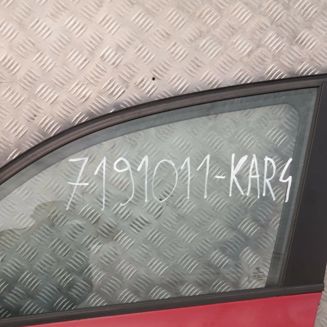 Porta anteriore sinistra Karmesinrot Rosso - A61 per BMW E87 con numero di parte 7191011 BMW E87 Porta anteriore sinistra Karmesinrot Rosso - A61 - SKU 7191011-KAR4 - Numero di parte 7191011