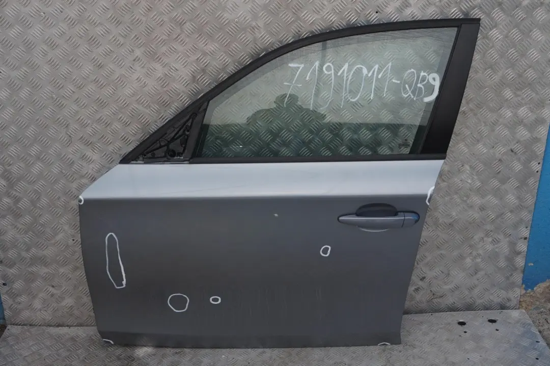 Porta anteriore sinistra Quarzblau Blu Metallico - A18 per BMW 9 E87 con numero di parte 7191011 BMW 9 E87 Porta anteriore sinistra Quarzblau Blu Metallico - A18 - SKU 7191011-QB9 - Numero di parte 7191011