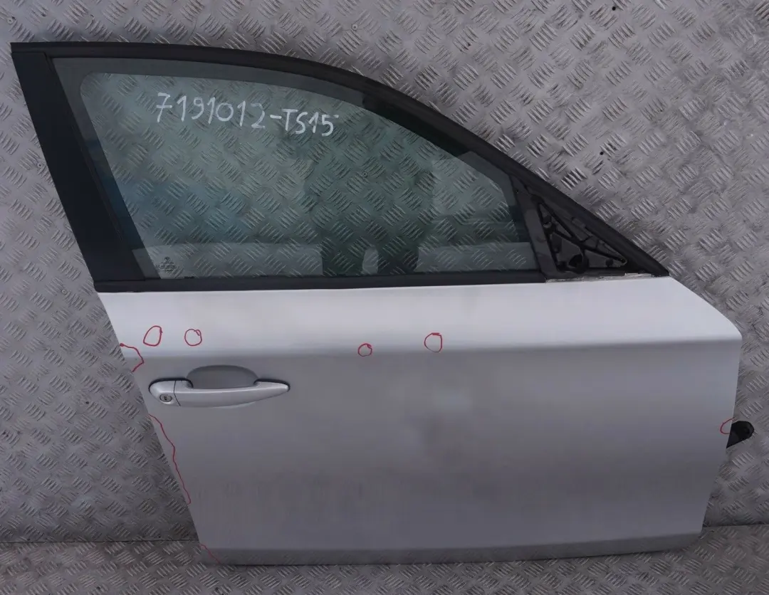 Beifahrer Tür vorne rechts Titansilber Silber Metallic für BMW 1 er 15 E87 E87 LCI mit Teilenummer 7191012 BMW 1 er 15 E87 E87 LCI Beifahrer Tür vorne rechts Titansilber Silber Metallic - SKU 7191012-TS15 - Teilenummer 7191012