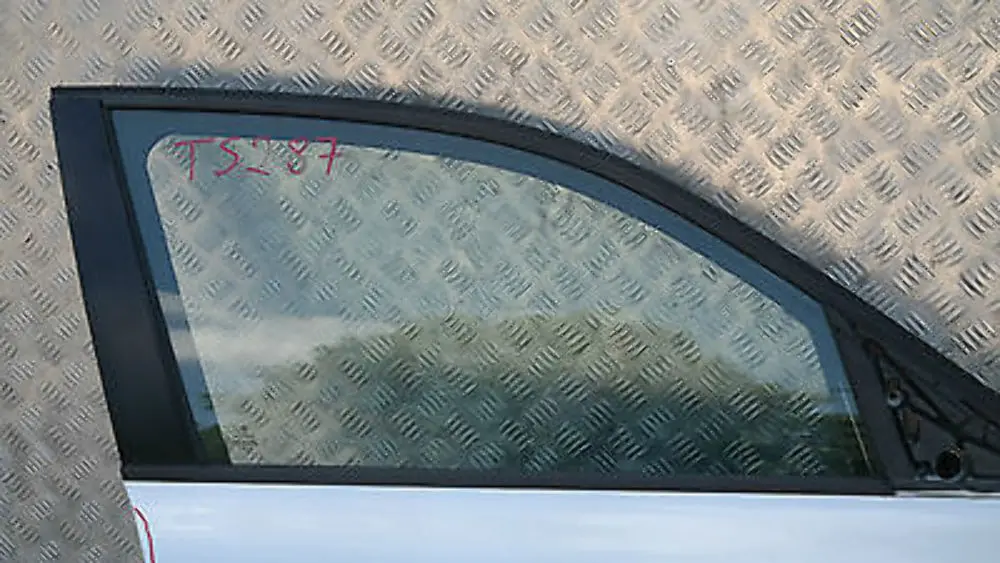 Door front right O/S Titansilber Silber Silver Metalic to BMW 1 SERIES E87 E87N LCI with Part number 41517191012 BMW 1 SERIES E87 E87N LCI Door front right O/S Titansilber Silber Silver Metalic - SKU 7191012 -TS14 - Part number 41517191012