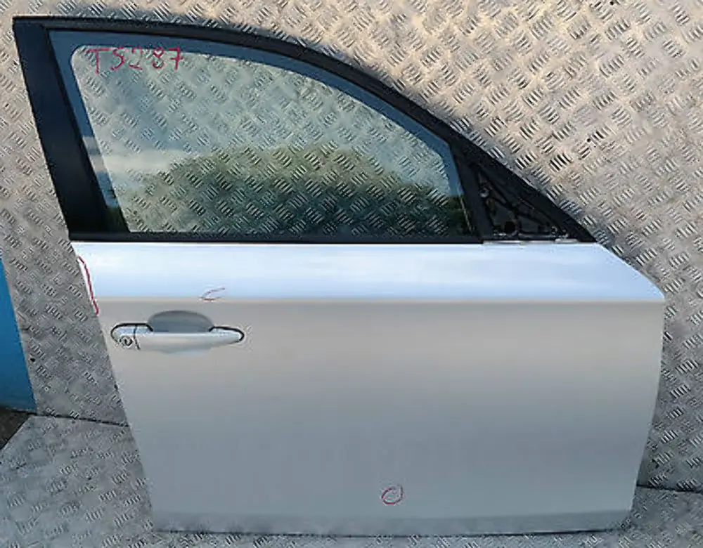 Door front right O/S Titansilber Silber Silver Metalic to BMW 1 SERIES E87 E87N LCI with Part number 41517191012 BMW 1 SERIES E87 E87N LCI Door front right O/S Titansilber Silber Silver Metalic - SKU 7191012 -TS14 - Part number 41517191012