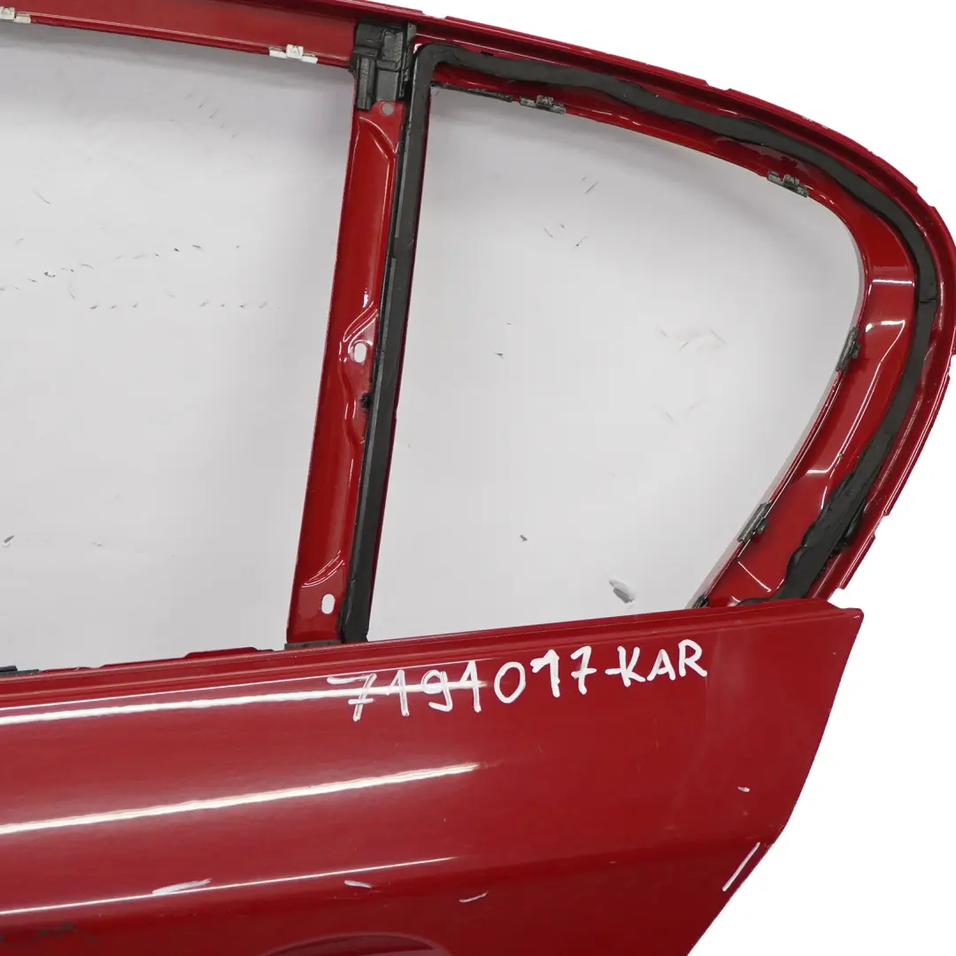 Porta posteriore sinistra Karmesinrot Red Rot - A61 per BMW E87 con numero di parte 7191017 BMW E87 Porta posteriore sinistra Karmesinrot Red Rot - A61 - SKU 7191017-KAR - Numero di parte 7191017