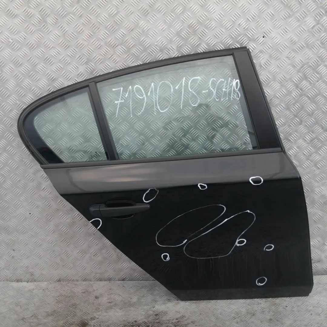 Passeggero Portiera Posteriore Destra Nero 2 per BMW E87 LCI con numero di parte 7191018 BMW E87 LCI Passeggero Portiera Posteriore Destra Nero 2 - SKU 7191018-SCH18 - Numero di parte 7191018