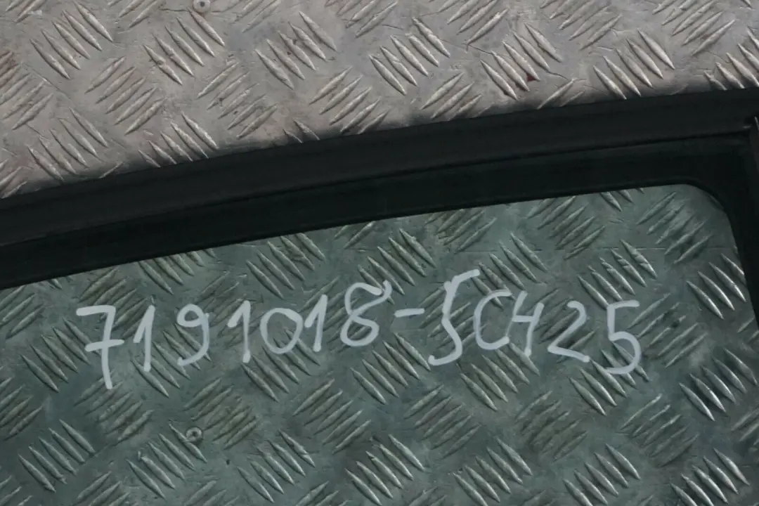 Puerta Trasera Derecha Schwarz 2 Negro II - 668 para BMW E87 E87N con número de pieza 7191018 BMW E87 E87N Puerta Trasera Derecha Schwarz 2 Negro II - 668 - SKU 7191018-SCH25 - Número de pieza 7191018