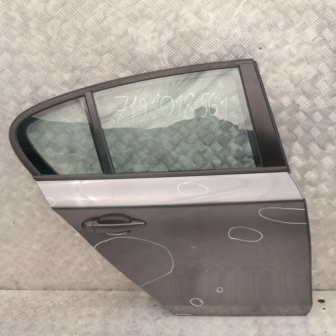 Porta posteriore destra Sparkling Graphite Metallic - A22 per BMW E87 con numero di parte 7191018 BMW E87 Porta posteriore destra Sparkling Graphite Metallic - A22 - SKU 7191018-SG1 - Numero di parte 7191018