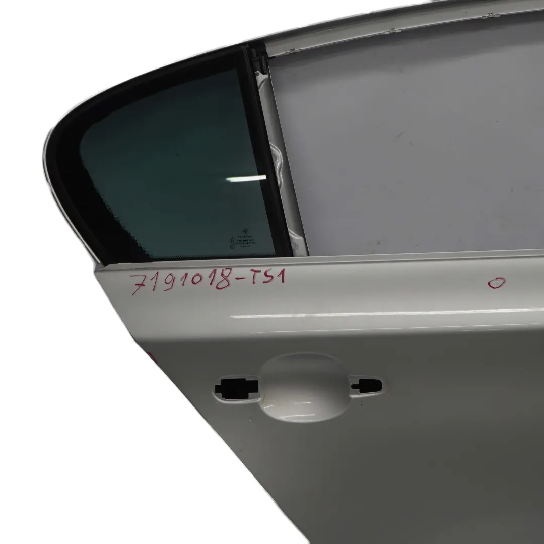 Porta Posteriore Destra Titansilber Titan Silver Metallic - 354 per BMW E87 con numero di parte 7191018 BMW E87 Porta Posteriore Destra Titansilber Titan Silver Metallic - 354 - SKU 7191018-TS1 - Numero di parte 7191018