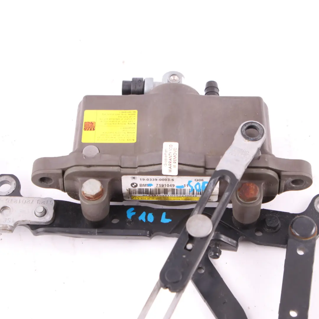 BMW F10 F11 Motorhaubenscharnier Links Betätiger Sophistograu Grau - A90 - SKU 7191049-SOP - Teilenummer 7191049