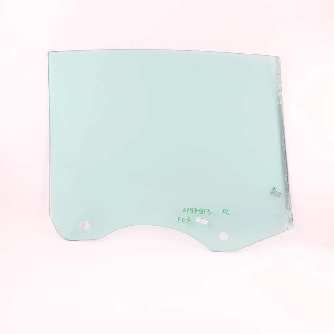 Vetro Laterale Posteriore Sinistro Porta AS2 Verde per BMW F07 GT con numero di parte 7197913 BMW F07 GT Vetro Laterale Posteriore Sinistro Porta AS2 Verde - SKU 7197913 - Numero di parte 7197913