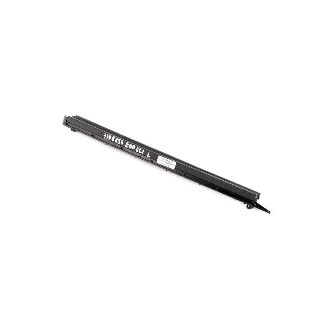 Tira Moldura Techo Solar Goma Izquierda para BMW E60 E65 con número de pieza 7198134 BMW E60 E65 Tira Moldura Techo Solar Goma Izquierda - SKU 7198134 - Número de pieza 7198134