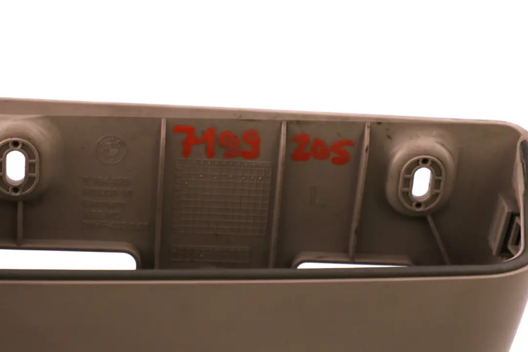 Embellecedor Panel Proteccion Antivuelco Delantero Izquierdo GREIGE87 para BMW E88 con número de pieza 7199205 BMW E88 Embellecedor Panel Proteccion Antivuelco Delantero Izquierdo GREIGE87 - SKU 7199205 - Número de pieza 7199205