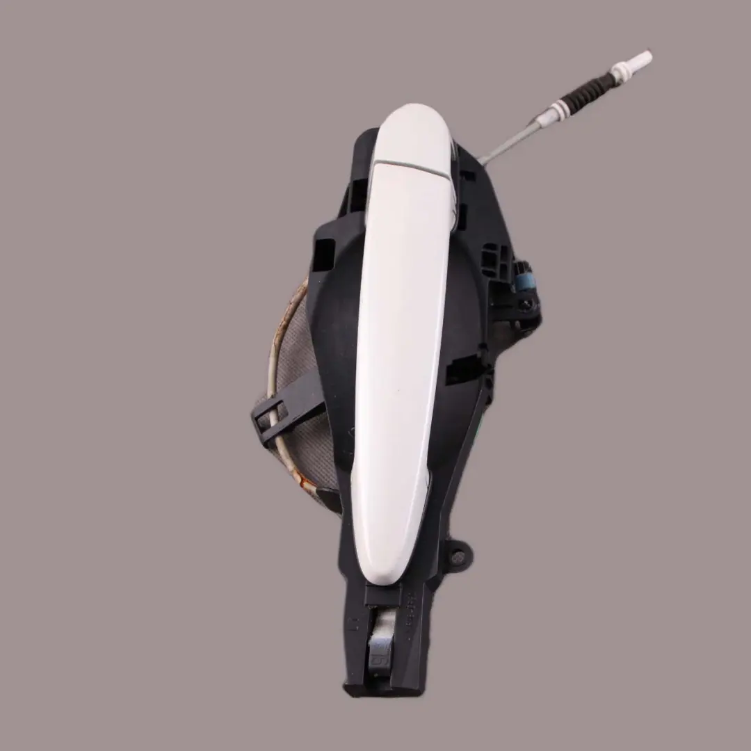 Complete Grab Handle Left N/S Mineralweiss Mineral White A96 to BMW 3 E90 E91 with Part number 7199835 BMW 3 E90 E91 Complete Grab Handle Left N/S Mineralweiss Mineral White A96 - SKU 7199835-MW - Part number 7199835