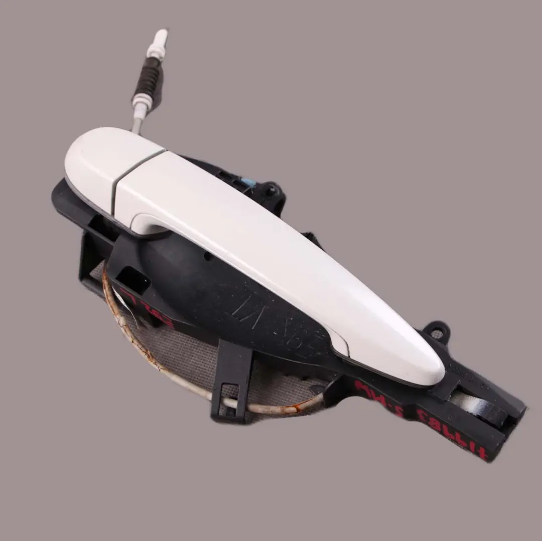 Complete Grab Handle Left N/S Mineralweiss Mineral White A96 to BMW 3 E90 E91 with Part number 7199835 BMW 3 E90 E91 Complete Grab Handle Left N/S Mineralweiss Mineral White A96 - SKU 7199835-MW - Part number 7199835