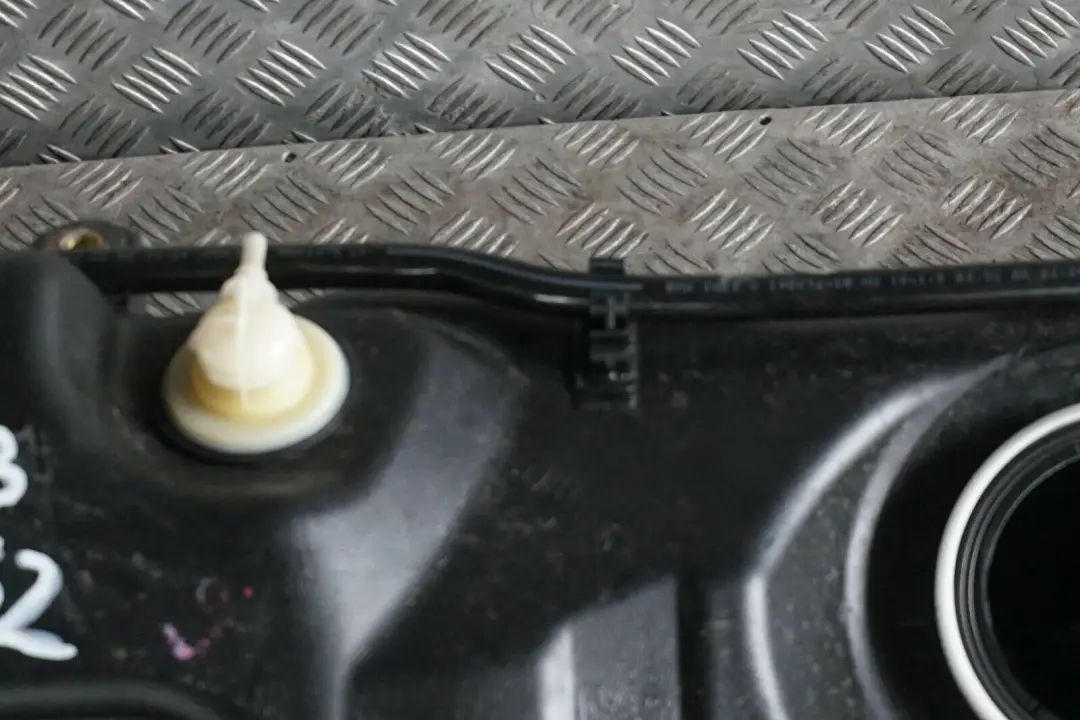 N52 Kraftstofftank Kunststoff m. Einfüllrohr für BMW 6 er E63 E64 1 630i mit Teilenummer 7200080 BMW 6 er E63 E64 1 630i N52 Kraftstofftank Kunststoff m. Einfüllrohr - SKU 7200080-1 - Teilenummer 7200080