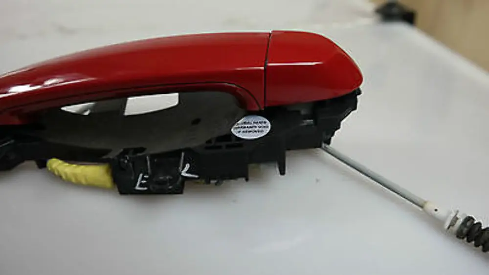 BMW 1 er E81 E87 E87N Träger Türaussengriff li. Karmesinrot scarlet red crims - SKU 7200935-KAR - Teilenummer 51217200935