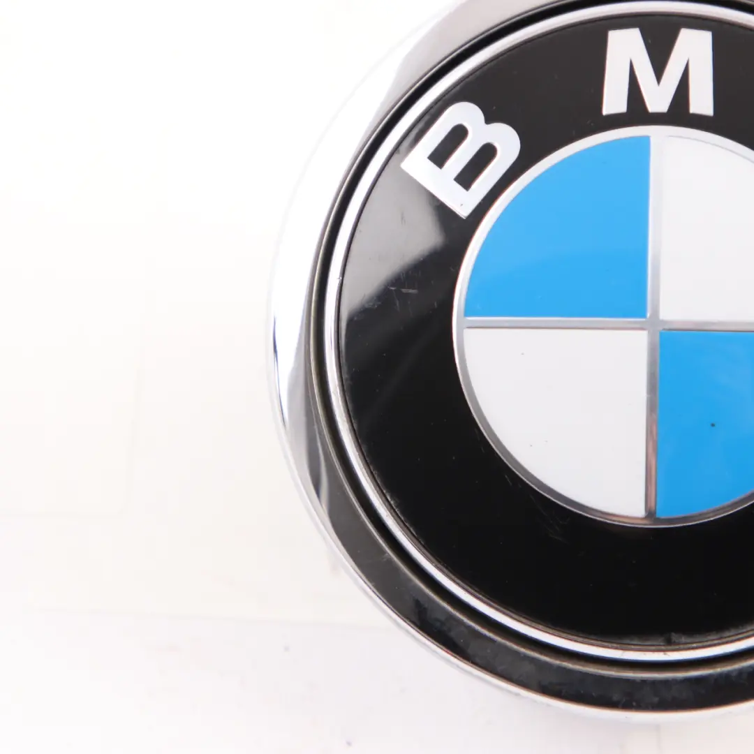 Emblema Pulsante Portellone Posteriore Apertura per BMW E81 E87 LCI con numero di parte 7200938 BMW E81 E87 LCI Emblema Pulsante Portellone Posteriore Apertura - SKU 7200938-5 - Numero di parte 7200938