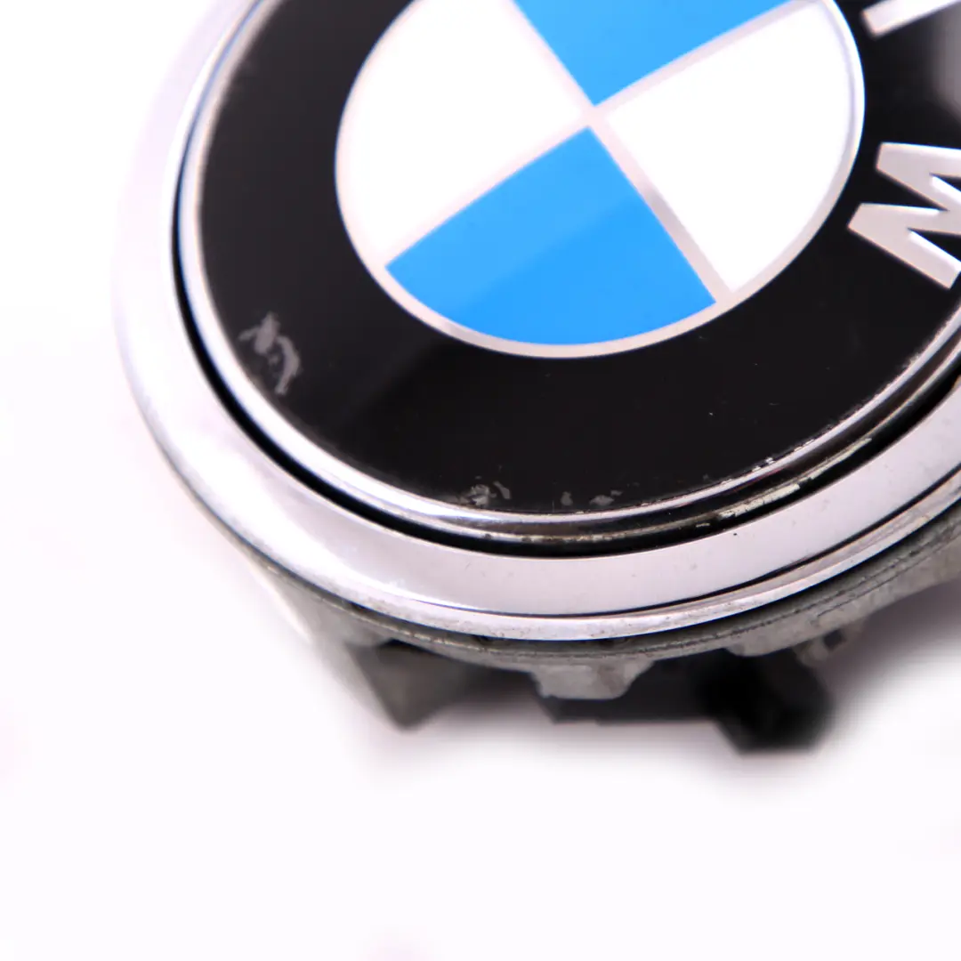 Emblema pulsante portellone apertura per BMW E81 E87 con numero di parte 7200938 BMW E81 E87 Emblema pulsante portellone apertura - SKU 7200938 - Numero di parte 7200938