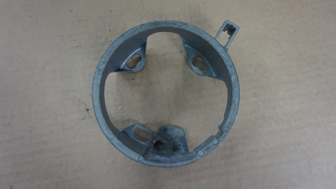 Haltering hinten Emblem für BMW 1 er E81 E87 E87N LCI mit Teilenummer 51247201960 BMW 1 er E81 E87 E87N LCI Haltering hinten Emblem - SKU 7201960 - Teilenummer 51247201960