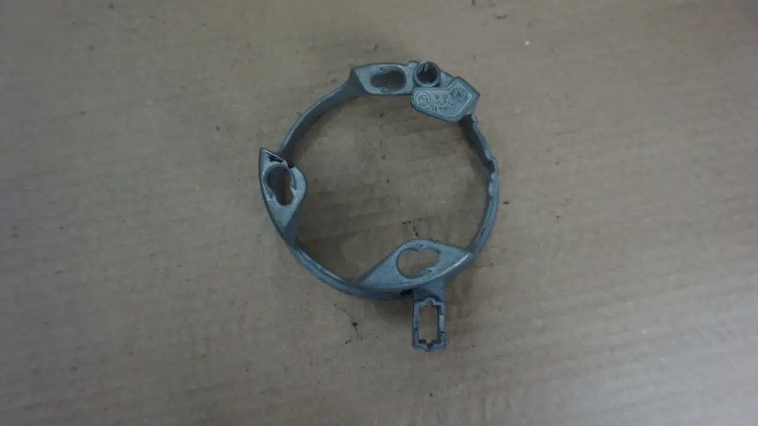 BMW E87 LCI Emblema trasero Insignia soporte capo placa posterior - SKU 7201960 - Número de pieza 51247201960