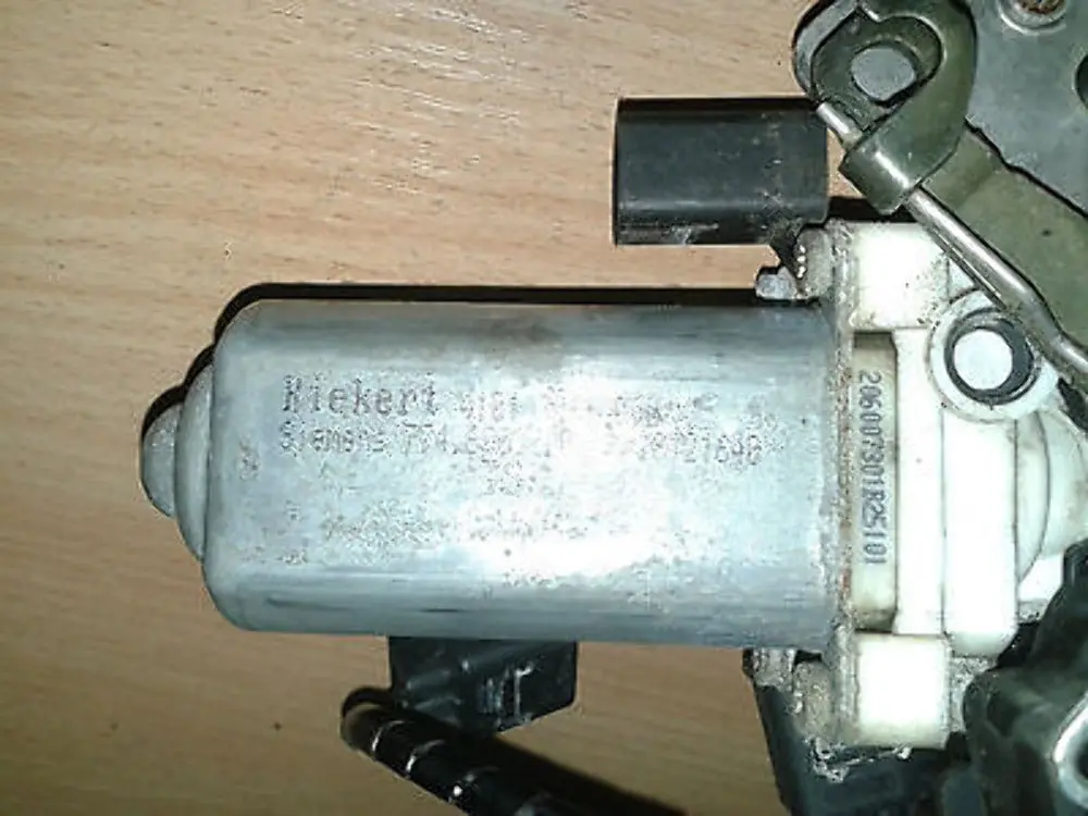 BMW 7 SERIES E65 E66 Door lock with motor actuator left front passenger side N/S - SKU 7202125 - Part number 7202125