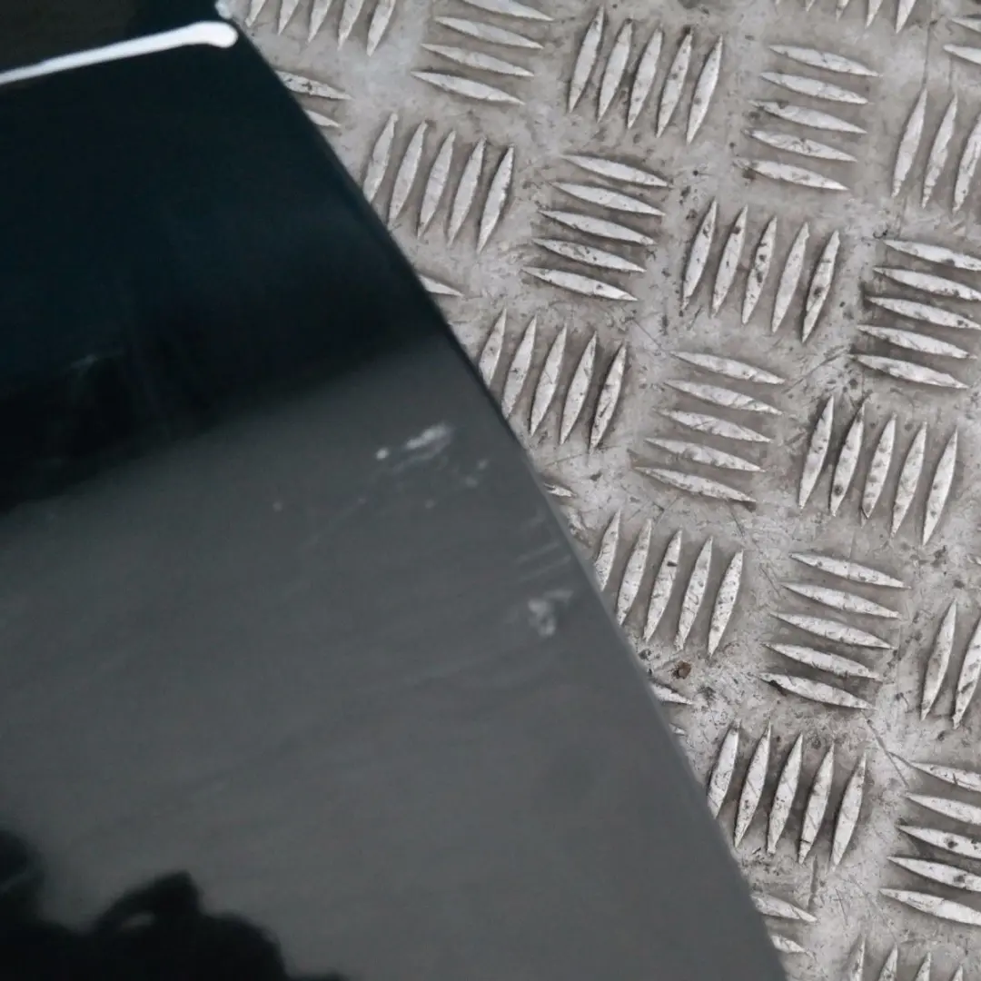 Passeggero Porta Anteriore Destra Nero 2 per BMW E60 E61 LCI con numero di parte 7202340 BMW E60 E61 LCI Passeggero Porta Anteriore Destra Nero 2 - SKU 7202340-SCH2 - Numero di parte 7202340