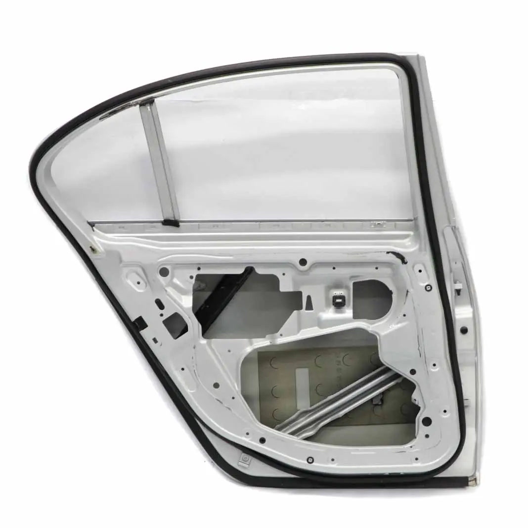 Puerta Trasera Izquierda Lado Pasajero Titansilber Plata - 354 para BMW E60 con número de pieza 7202341 BMW E60 Puerta Trasera Izquierda Lado Pasajero Titansilber Plata - 354 - SKU 7202341-TS - Número de pieza 7202341