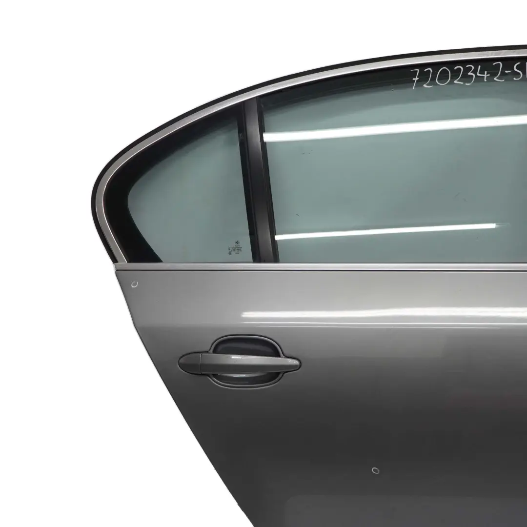 Portiera Posteriore Destra Grigio Argento Metallizzato - A08 per BMW E60 con numero di parte 7202342 BMW E60 Portiera Posteriore Destra Grigio Argento Metallizzato - A08 - SKU 7202342-SBG - Numero di parte 7202342