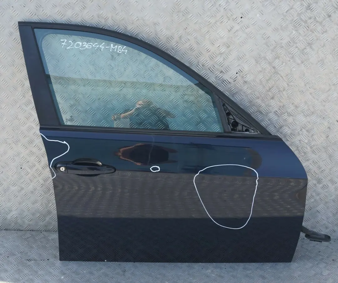 Passeggero Porta Anteriore Destra Blu Monaco Blu Metallico per BMW E90 E91 LCI con numero di parte 7203644 BMW E90 E91 LCI Passeggero Porta Anteriore Destra Blu Monaco Blu Metallico - SKU 7203644-MB4 - Numero di parte 7203644
