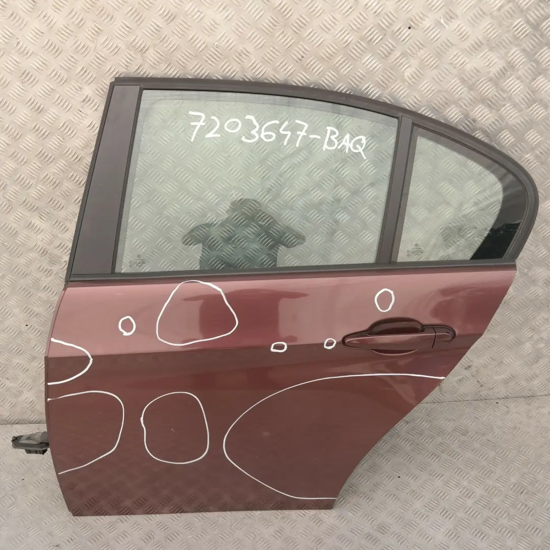 Fahrerseite Tür hinten links Barriquerot Rot Metallic - A41 für BMW er 3 E90 LCI mit Teilenummer 7203647 BMW er 3 E90 LCI Fahrerseite Tür hinten links Barriquerot Rot Metallic - A41 - SKU 7203647-BAQ - Teilenummer 7203647