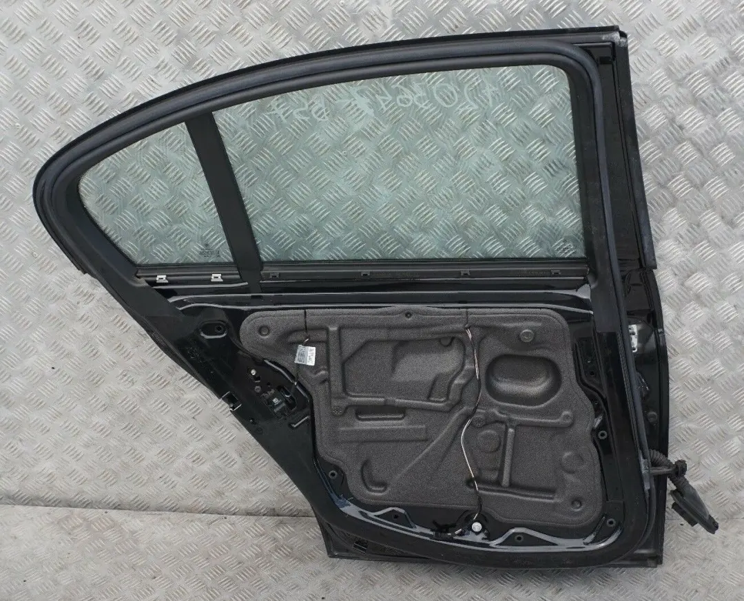 Cote Conducteur Porte Arriere Gauche Noir Saphir Metallique 475 pour BMW E90 LCI à propos du numéro de pièce 7203647 BMW E90 LCI Cote Conducteur Porte Arriere Gauche Noir Saphir Metallique 475 - SKU 7203647-BS7 - Numéro de pièce 7203647