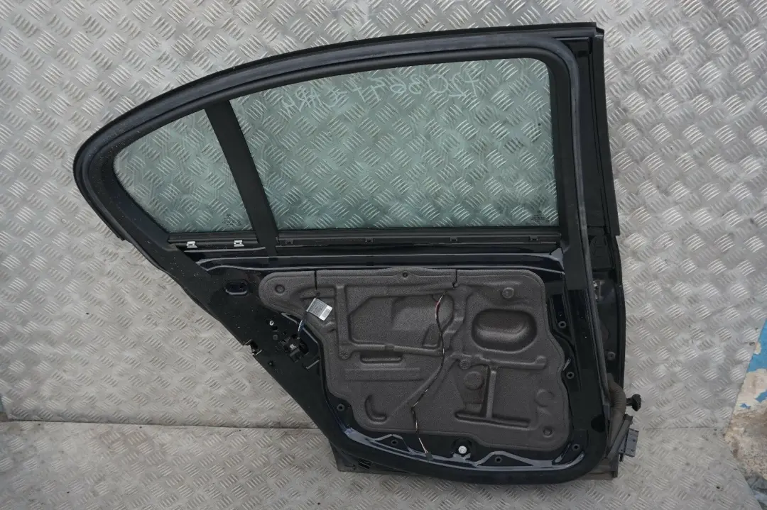 BMW E90 LCI Lato Conducente Porta Posteriore SX Nero Carbone Metallizzato - SKU 7203647-CAR4 - Numero di parte 7203647